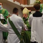 08.11.2020. Gorzyce. Udzielenie święceń prezbiterialnych diakonowi Piotrowi Sosnówce. Na zdjęciu (w środku): biskup Krzysztof Nitkiewicz / ks. Wojciech Kania