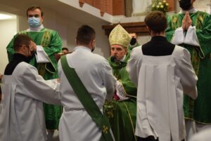 08.11.2020. Gorzyce. Udzielenie święceń prezbiterialnych diakonowi Piotrowi Sosnówce. Na zdjęciu (w środku): biskup Krzysztof Nitkiewicz / ks. Wojciech Kania