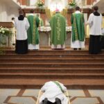 08.11.2020. Gorzyce. Udzielenie święceń prezbiterialnych diakonowi Piotrowi Sosnówce / ks. Wojciech Kania