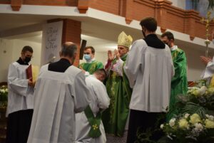 08.11.2020. Gorzyce. Udzielenie święceń prezbiterialnych diakonowi Piotrowi Sosnówce / ks. Wojciech Kania