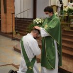 08.11.2020. Gorzyce. Udzielenie święceń prezbiterialnych diakonowi Piotrowi Sosnówce. Na zdjęciu (po lewej): diakon Piotr Sosnówka / ks. Wojciech Kania