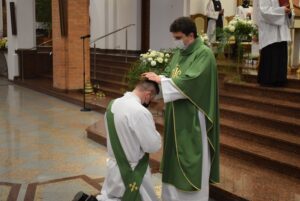 08.11.2020. Gorzyce. Udzielenie święceń prezbiterialnych diakonowi Piotrowi Sosnówce. Na zdjęciu (po lewej): diakon Piotr Sosnówka / ks. Wojciech Kania