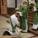 08.11.2020. Gorzyce. Udzielenie święceń prezbiterialnych diakonowi Piotrowi Sosnówce. Na zdjęciu (po lewej): diakon Piotr Sosnówka / ks. Wojciech Kania