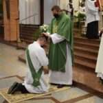 08.11.2020. Gorzyce. Udzielenie święceń prezbiterialnych diakonowi Piotrowi Sosnówce. Na zdjęciu (po lewej): diakon Piotr Sosnówka / ks. Wojciech Kania