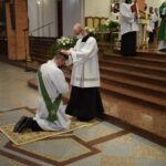 08.11.2020. Gorzyce. Udzielenie święceń prezbiterialnych diakonowi Piotrowi Sosnówce. Na zdjęciu (po lewej): diakon Piotr Sosnówka / ks. Wojciech Kania