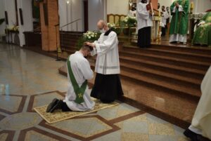 08.11.2020. Gorzyce. Udzielenie święceń prezbiterialnych diakonowi Piotrowi Sosnówce. Na zdjęciu (po lewej): diakon Piotr Sosnówka / ks. Wojciech Kania