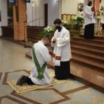 08.11.2020. Gorzyce. Udzielenie święceń prezbiterialnych diakonowi Piotrowi Sosnówce. Na zdjęciu (po lewej): diakon Piotr Sosnówka / ks. Wojciech Kania