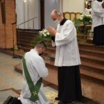 08.11.2020. Gorzyce. Udzielenie święceń prezbiterialnych diakonowi Piotrowi Sosnówce. Na zdjęciu (po lewej): diakon Piotr Sosnówka / ks. Wojciech Kania
