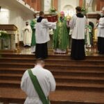 08.11.2020. Gorzyce. Udzielenie święceń prezbiterialnych diakonowi Piotrowi Sosnówce. Na zdjęciu (w środku): biskup Krzysztof Nitkiewicz / ks. Wojciech Kania