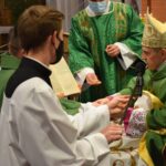 08.11.2020. Gorzyce. Udzielenie święceń prezbiterialnych diakonowi Piotrowi Sosnówce. Na zdjęciu (po prawej): biskup Krzysztof Nitkiewicz / ks. Wojciech Kania