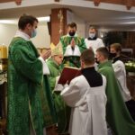 08.11.2020. Gorzyce. Udzielenie święceń prezbiterialnych diakonowi Piotrowi Sosnówce. Na zdjęciu (w środku): biskup Krzysztof Nitkiewicz / ks. Wojciech Kania