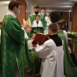 08.11.2020. Gorzyce. Udzielenie święceń prezbiterialnych diakonowi Piotrowi Sosnówce. Na zdjęciu (w środku): biskup Krzysztof Nitkiewicz / ks. Wojciech Kania
