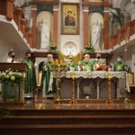 08.11.2020. Gorzyce. Udzielenie święceń prezbiterialnych diakonowi Piotrowi Sosnówce. Na zdjęciu (w środku): biskup Krzysztof Nitkiewicz / ks. Wojciech Kania