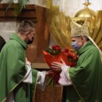 08.11.2020. Gorzyce. Udzielenie święceń prezbiterialnych diakonowi Piotrowi Sosnówce. Na zdjęciu (od lewej): diakon Piotr Sosnówka i biskup Krzysztof Nitkiewicz / ks. Wojciech Kania