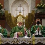 08.11.2020. Gorzyce. Udzielenie święceń prezbiterialnych diakonowi Piotrowi Sosnówce. Na zdjęciu (w środku): biskup Krzysztof Nitkiewicz / ks. Wojciech Kania