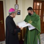 08.11.2020. Gorzyce. Udzielenie święceń prezbiterialnych diakonowi Piotrowi Sosnówce. Na zdjęciu (od lewej): biskup Krzysztof Nitkiewicz i diakon Piotr Sosnówka / ks. Wojciech Kania