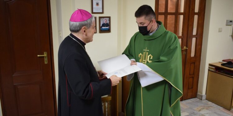 08.11.2020. Gorzyce. Udzielenie święceń prezbiterialnych diakonowi Piotrowi Sosnówce. Na zdjęciu (od lewej): biskup Krzysztof Nitkiewicz i diakon Piotr Sosnówka / ks. Wojciech Kania