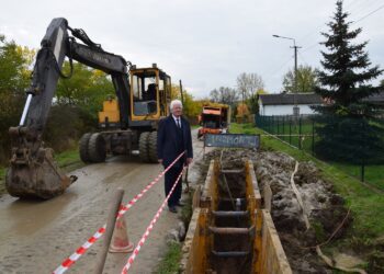 20.11.2020. Szczytniki. Budowa kanalizacji sanitarnej. Na zdjęciu Ryszard Zych – burmistrz Stopnicy / UMiG Stopnica