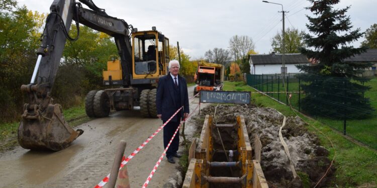 20.11.2020. Szczytniki. Budowa kanalizacji sanitarnej. Na zdjęciu Ryszard Zych – burmistrz Stopnicy / UMiG Stopnica