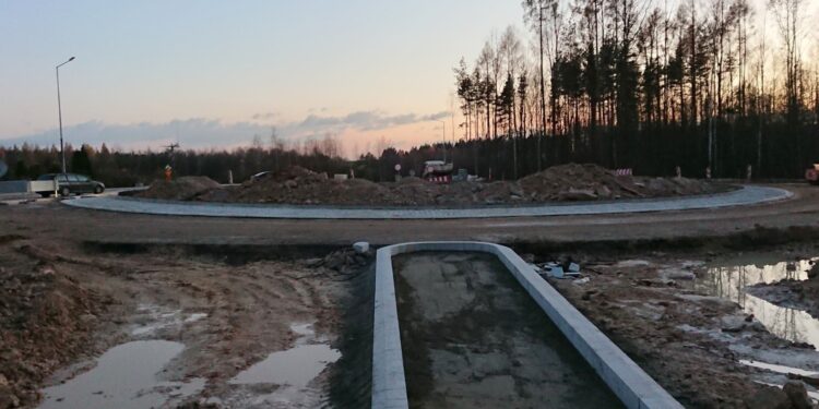 20.11.2020 Końskie. Budowa ronda, które połączy drogę krajową nr 42 z ul. Zachodnią i drogą prowadzącą do ZUK / Magdalena Galas-Klusek / Radio Kielce