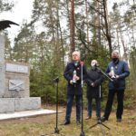 10.11.2020. Skarżysko-Kamienna. Pomnik poświęcony powstańcom styczniowym. Na zdjęciu (od lewej): Grzegorz Bień - dyrektor Muzeum im. Orła Białego, Andrzej Warwas - naczelnik wydziału oświaty, Krzysztof Myszka - zastępca prezydenta Skarżyska-Kamiennej, Robert Bodo - zastępca dyrektora Muzeum im. Orła Białego / Magdalena Galas-Klusek / Radio Kielce