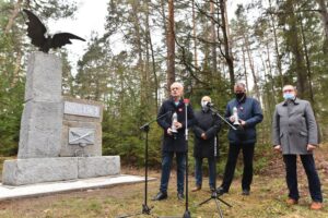 10.11.2020. Skarżysko-Kamienna. Pomnik poświęcony powstańcom styczniowym. Na zdjęciu (od lewej): Grzegorz Bień - dyrektor Muzeum im. Orła Białego, Andrzej Warwas - naczelnik wydziału oświaty, Krzysztof Myszka - zastępca prezydenta Skarżyska-Kamiennej, Robert Bodo - zastępca dyrektora Muzeum im. Orła Białego / Magdalena Galas-Klusek / Radio Kielce