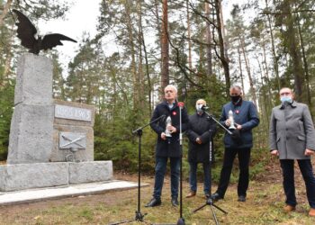 10.11.2020. Skarżysko-Kamienna. Pomnik poświęcony powstańcom styczniowym. Na zdjęciu (od lewej): Grzegorz Bień - dyrektor Muzeum im. Orła Białego, Andrzej Warwas - naczelnik wydziału oświaty, Krzysztof Myszka - zastępca prezydenta Skarżyska-Kamiennej, Robert Bodo - zastępca dyrektora Muzeum im. Orła Białego / Magdalena Galas-Klusek / Radio Kielce