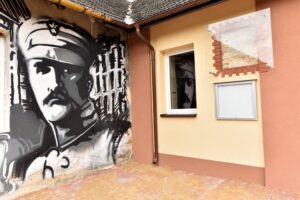 18.11.2020. Barycz. Patriotyczny mural przedstawiający marszałka Józefa Piłsudskiego / Magdalena Galas-Klusek / Radio Kielce