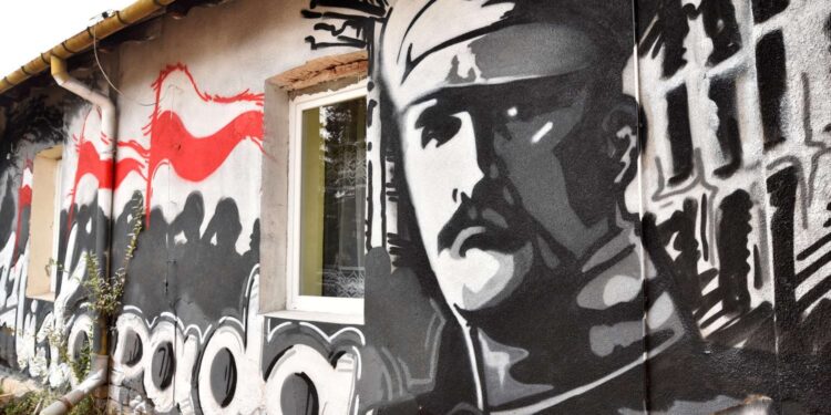 18.11.2020. Barycz. Patriotyczny mural przedstawiający marszałka Józefa Piłsudskiego / Magdalena Galas-Klusek / Radio Kielce