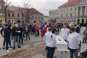 03.11.2020. Kielce. Protest branży gastronomicznej / Michał Kita / Radio Kielce