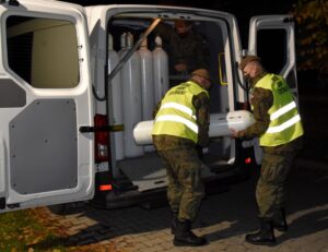 Opatów. Transport tlenu przez żołnierzy WOT / ŚBOT