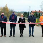 10.11.2020. Kajetanów. Otwarcie drogi. Na zdjęciu (od lewej): Cezary Majcher - członek zarządu powiatu kieleckiego, Wojciech Ślefarski - wójt gminy Zagnańsk, Urszula Jończyk - wiceprzewodnicząca gminy Zagnańsk, Mirosław Gębski - starosta kielecki i Przemysław Pypeć - firma Trakt / UG w Zagnańsku