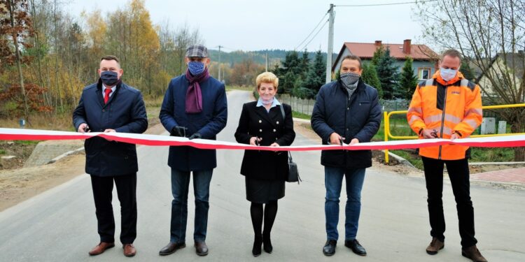 10.11.2020. Kajetanów. Otwarcie drogi. Na zdjęciu (od lewej): Cezary Majcher - członek zarządu powiatu kieleckiego, Wojciech Ślefarski - wójt gminy Zagnańsk, Urszula Jończyk - wiceprzewodnicząca gminy Zagnańsk, Mirosław Gębski - starosta kielecki i Przemysław Pypeć - firma Trakt / UG w Zagnańsku