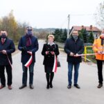 10.11.2020. Kajetanów. Otwarcie drogi. Na zdjęciu (od lewej): Cezary Majcher - członek zarządu powiatu kieleckiego, Wojciech Ślefarski - wójt gminy Zagnańsk, Urszula Jończyk - wiceprzewodnicząca gminy Zagnańsk, Mirosław Gębski - starosta kielecki i Przemysław Pypeć - firma Trakt / UG w Zagnańsku