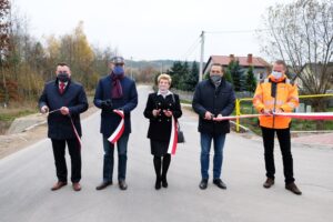 10.11.2020. Kajetanów. Otwarcie drogi. Na zdjęciu (od lewej): Cezary Majcher - członek zarządu powiatu kieleckiego, Wojciech Ślefarski - wójt gminy Zagnańsk, Urszula Jończyk - wiceprzewodnicząca gminy Zagnańsk, Mirosław Gębski - starosta kielecki i Przemysław Pypeć - firma Trakt / UG w Zagnańsku