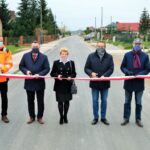 10.11.2020. Kajetanów. Otwarcie drogi. Na zdjęciu (od lewej): Przemysław Pypeć - firma Trakt, Cezary Majcher - członek zarządu powiatu kieleckiego, Urszula Jończyk - wiceprzewodnicząca gminy Zagnańsk, Mirosław Gębski - starosta kielecki i Wojciech Ślefarski - wójt gminy Zagnańsk / UG w Zagnańsku