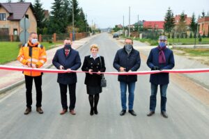 10.11.2020. Kajetanów. Otwarcie drogi. Na zdjęciu (od lewej): Przemysław Pypeć - firma Trakt, Cezary Majcher - członek zarządu powiatu kieleckiego, Urszula Jończyk - wiceprzewodnicząca gminy Zagnańsk, Mirosław Gębski - starosta kielecki i Wojciech Ślefarski - wójt gminy Zagnańsk / UG w Zagnańsku