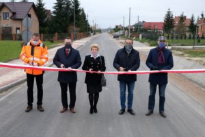 10.11.2020. Kajetanów. Otwarcie drogi. Na zdjęciu (od lewej): Przemysław Pypeć - firma Trakt, Cezary Majcher - członek zarządu powiatu kieleckiego, Urszula Jończyk - wiceprzewodnicząca gminy Zagnańsk, Mirosław Gębski - starosta kielecki i Wojciech Ślefarski - wójt gminy Zagnańsk / UG w Zagnańsku