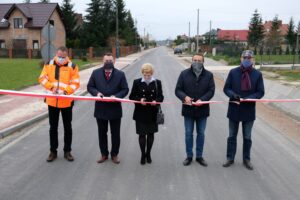 10.11.2020. Kajetanów. Otwarcie drogi. Na zdjęciu (od lewej): Cezary Majcher - członek zarządu powiatu kieleckiego, Wojciech Ślefarski - wójt gminy Zagnańsk, Urszula Jończyk - wiceprzewodnicząca gminy Zagnańsk, Mirosław Gębski - starosta kielecki i Przemysław Pypeć - firma Trakt / UG w Zagnańsku