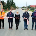 10.11.2020. Kajetanów. Otwarcie drogi. Na zdjęciu (od lewej): Cezary Majcher - członek zarządu powiatu kieleckiego, Wojciech Ślefarski - wójt gminy Zagnańsk, Urszula Jończyk - wiceprzewodnicząca gminy Zagnańsk, Mirosław Gębski - starosta kielecki i Przemysław Pypeć - firma Trakt / UG w Zagnańsku