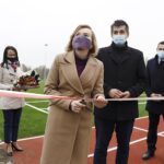 13.11.2020. Bogoria. Otwarcie boisk przy Zespole Placówek Oświatowych w Bogorii. Na zdjęciu (w środku): Anna Krupka - wiceminister kultury, dziedzictwa narodowego i sportu, Marcin Adamczyk - wójt gminy Bogoria, Grzegorz Snopek - radny gminy Bogoria i Anna Niziołek - dyrektor Zespołu Placówek Oświatowych w Bogorii / Jarosław Kubalski / Radio Kielce