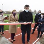 13.11.2020. Bogoria. Otwarcie boisk przy Zespole Placówek Oświatowych w Bogorii. Na zdjęciu (w środku): Anna Krupka - wiceminister kultury, dziedzictwa narodowego i sportu, Marcin Adamczyk - wójt gminy Bogoria, Grzegorz Snopek - radny gminy Bogoria i Anna Niziołek - dyrektor Zespołu Placówek Oświatowych w Bogorii / Jarosław Kubalski / Radio Kielce