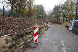 06.11.2020 Kielce. Montaż oświetlenia na Skwerze Pamięci Ofiar Katynia / Jarosław Kubalski / Radio Kielce