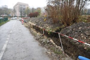 06.11.2020 Kielce. Montaż oświetlenia na Skwerze Pamięci Ofiar Katynia / Jarosław Kubalski / Radio Kielce