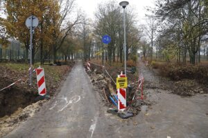 06.11.2020 Kielce. Montaż oświetlenia na Skwerze Pamięci Ofiar Katynia / Jarosław Kubalski / Radio Kielce