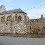 07.11.2020 Chęciny. Zniszczony mur klasztoru ojców franciszkanów / checiny.pl