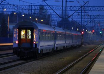 11.11.2020. Włoszczowa. Przystanek kolejowy Włoszczowa Północ. Centralna Magistrala Kolejowa. CMK. Pociąg. Intercity. Wagon, lokomotywa / Robert Felczak / Radio Kielce