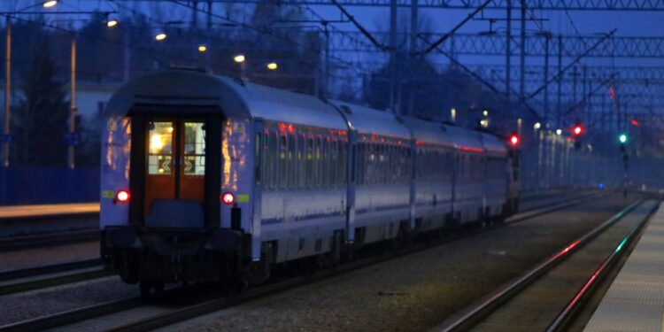 11.11.2020. Włoszczowa. Przystanek kolejowy Włoszczowa Północ. Centralna Magistrala Kolejowa. CMK. Pociąg. Intercity. Wagon, lokomotywa / Robert Felczak / Radio Kielce