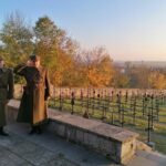 01.11.2020. Pińczów. Cmentarz wojenny. Na zdjęciu (od lewej): Mariusz Korzeniowski i Andrzej Materek z buskiego Stowarzyszenia Pro Memoria / Marta Gajda / Radio Kielce