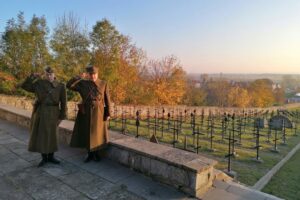 01.11.2020. Pińczów. Cmentarz wojenny. Na zdjęciu (od lewej): Mariusz Korzeniowski i Andrzej Materek z buskiego Stowarzyszenia Pro Memoria / Marta Gajda / Radio Kielce